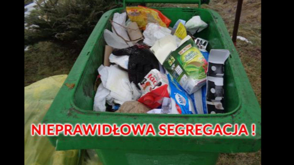 Fotografia niewłaściwej segregacji odpadów komunalnych